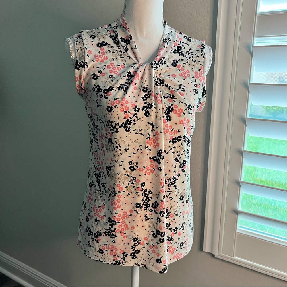 Women’s blouse. White with floral print. Stretchy. Size S. Comfortable.